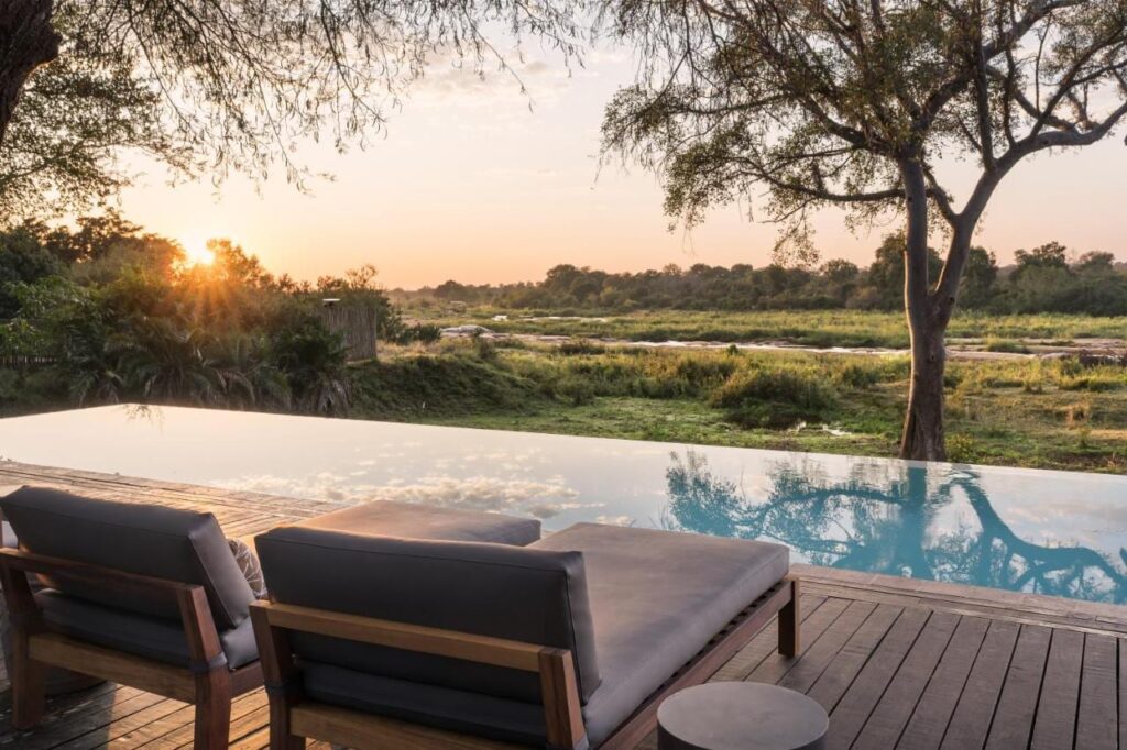 Het infinity-zwembad van het Kruger Gate Hotel boven de Sabie, bij zonsondergang