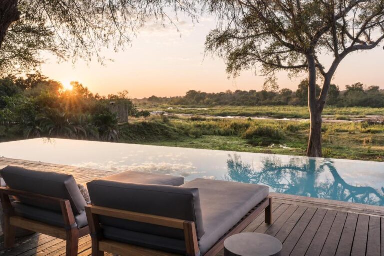 Het infinity-zwembad van het Kruger Gate Hotel boven de Sabie, bij zonsondergang